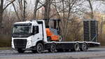 Ein kleinerer VOLVO FM Fahrzeugtransporter mit Boels Miet-Gabelstapler beladen am 25.03.25 Berlin Marzahn.
