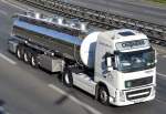VOLVO FH 480 Globetrotter XL mit silbernen Tankauflieger (meistens Milch- oder Lebensmitteltransporte) der Fa.