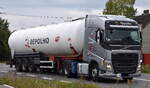 Grupo Repolho (Spedition aus Portugal) mit einem Tank-Sattelzug mit VOLVO FH 420 EURO6 Zugmaschine am 01.10.25 Höhe Bahnübergang Rodleben.