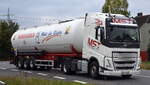 MST GmbH im Auftrag der Magdeburger Mühlenwerke GmbH (Bördegold) mit einem Silo-Sattelzug für Mehltransporte mit VOLVO FH Zugmaschine am 01.10.25 Höhe Bahnübergang Rodleben.