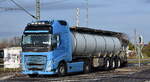 Tank-Sattelzug mit VOLVO FH Zugmaschine am 18.12.25 Bahnübergang Bahnhof Rodleben.