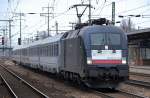 MRCE Dispolok der DB ES 64 U2-073 (91 80 6182 573-6 D-DISPO, Siemens Bj.2004) mit zwei polnischen und zwei DB Intercitywagen bei der Durchfahrt im Bhf.