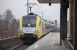MRCE Dispolok ES 64 U2-011 f�r ODEG mit RE4 nach Rathenow mit Sandwichzug mit MRCE Dispolok Es 64 U2-029 am Ende des RE4, 18.12.12 Bhf.