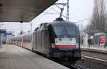 Hier die MRCE Dispolok ES 64 U2-029 f�r ODEG im Sandwichzug als RE4 Richtung Rathenow, 18.12.12 Bhf.