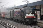 MRCE Dispolok ES 64 U2-002 f�r die ODEG als RE4 nach Rathenow f�hrt bei starkem Schneefall im Bhf.