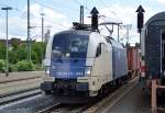 MRCE Dispolok 182 524-9 (Es 64 U2-024, Siemens Bj.2002) der WLB Cargo mit Containerzug bei der Durchfahrt Fulda Hbf.