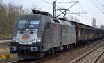 TXL mit dem leider ziemlich schmutzigen MRCE Taurus ES 64 U2-060 [NVR-Number: 91 80 6182 560-3 D-DISPO, Siemens Bj.2004]  Tag der Maueröffnung  und einem gemischten Güterzug am 30.03.17 Bf.