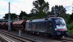 Der MRCE Taurus ES 64 U2-001/182 501-7 ist aktuell an Raildox vermietet, hier mit einem Ganzzug gedeckter Schüttgutwagen im Auftrag der DB Cargo Richtung Rostock, 06.08.17 Berlin-Springpfuhl.