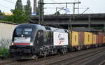 Ein MRCE Taurus ES 64 U2-071 [NVR-Number: 91 80 6182 571-0 D-DISPO, Siemens Bj2004, ex ES 64 U2-039]  mit großem Firmenlogo  EUROGATE Intermodal  verlässt mit Containerzug den Hamburger