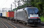 SETG trifft mit dem MRCE Raurus ES 64 U2-096/182 596-7 [NVR-Number: 91 80 6182 596-7 D-DISPO, Siemens Bj.2002] und einem Containerzug im Bf.
