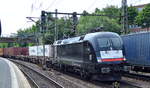 TXL mit dem MRCE Taurus ES 64 U2-03/182 535-5 und Containerzug am 20.06.17 Einfahrt Hamburger Hafen im Bf. Hamburg-Harburg.