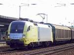 Zum Aufnahmezeitpunkt an RTS vermietet, Dispolok ES 64 U2-017 (91 80 682 517-3 D-DISPO, Siemens Bj.2002) mit einem Ganzzug Schiebewandwagen am 14.07.07 bei der Durchfahrt im Bhf.