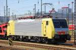 Die MRCE-Dispolok  ES 64 F4-015 I-SAD (91 80 6189 915-2-D-DISPO) von DB Autozug angemietet steht mit DB Autozugwagengarnitur abfahrbereit auf dem Rangiergel�nde des Bhf.