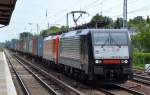 MRCE Dispolok E 189-458/ES 64 F4-458 für DB Schenker mit 189 003-7 und Containerzug am Haken am 07.08.15 Berlin-Hirschgarten.