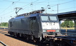 DB Cargo mit der MRCE Dispolok E 189-457 [NVR-Number: 91 80 6189 457-5 D-DISPO, Siemens Bj.2009] und Containerzug am 15.09.16 Bf.