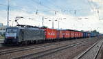 DB Cargo mit MRCE Dispolok E 189-454 und einem langenn Containerzug am 29.07.16 beim Personalwechsel im Bhf.