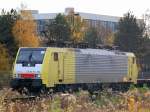 MRCE Dispolok E 198-202 / ES 64 F4-202 (91 80 6189 202-5 D-DISPO, Bj.2004) im Dieste der niederl�ndischen ERS mit Containerzug bei der Durchfahrt im Bhf.