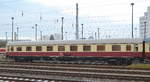 Hier der 1.Klasse TEE Rheingoldwagen der DB mit der Nr. D-DB 61 80 19-95 021-0 Avmz 111.2 am 20.09.17 Bf.Berlin-Lichtenberg.