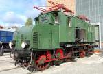 Die �lteste und eigent�mlichste E-Lok bei der Lokparade zum 100 j�hrigen Werksjubil�um in Hennigsdord ist die Lok vom Typ E71, sie steht sonst im Technikmuseum Berlin immer etwas ung�stig zum ablichten, jetzt bei Tageslicht kann man sie mal richtig beschauen. Mit noch recht geringer Leistung stand sie zu ihrer Herstellungzeit nocht massiv mit Dampflokomotiven in Konkurrenz, die E71 28 wurde bei AEG 1922 in Hennigsdorf gebaut, 18.09.10 Tag der offenen T�r Bombardier Werk Hennigsdorf. 