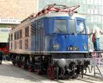 Auch die sch�ne E18 047 die hier zu AEG Zeiten 1939 in Hennigsdorf gebaut wurde darf bei der 100 j�hrigen Jubil�umsfeier nicht fehlen, sie ist aud dem DB Museumsbestand und wird in Halle betreut,
