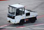 Ein Elektoschlepper vom Hersteller STILL der Fa. GlobeGround Berlin Flughafen Berlin Tegel, 23.06.12