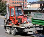 Diesen Ger�tetr�ger (Traktor �hnlich) auf einem H�nger, auf dem Fahrzeug steht Winterdienst, Hersteller Typ? verschwommen aufgenommen leider, 19.08.09 Berliner Stadtautobahn H�he Spandauer Damm