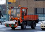 Kleines Ger�tetr�gerfahrzeug Hersteller + Typ? mit Kehrrolle zur Schneebeseitigung, 03.02.12 Berlin-Putlitzbr�cke.