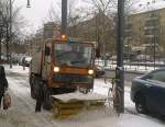 Ein LADOG Typ? Kommunalfahrzeug beim Schneer�umdienst einer privaten Firma am 21.01.13 Berlin-Pankow.