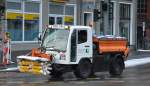 Kommunalfahrzeug MB Multicar Unimog UX100 mit Kehrrolle der Fa.HYGIEA im Schneeräumdienst am 03.02.15 Berlin-Pankow.