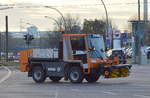 Ein HANSA APZ 1003 Kommunalfahrzeug mit Kehrrolle im Winterdienst der Fa. HYGIEA am 29.11.17 Berlin-Marzahn. 
