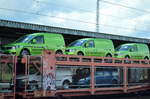 Französische PKW-Transportwageneinheit vom Einsteller STVA mit fabrikeneuen VW Nutzfahrzeugen vom Typ VW Caddy in Grün-Metallik am 26.04.16 Bf.