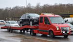 Interesante Nutzfahrzeug Variante, ein VW Crafter als PKW-Transporter, wie eine kleine Zugmaschine mit Flachauflieger, 23.02.17 Berlin-Marzahn.