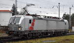 SETG - Salzburger Eisenbahn Transport Logistik GmbH, Salzburg [A] mit der geleasten Akiem Vectron  7193 008  [NVR-Nummer: 91 80 7193 008-8 D-AKIEM] auf dem Weg zur Abstellgruppe am 09.12.25 Bahnhof