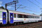 Polnischer Bar/Speisewagen der PKP Intercity spółka z o.o. mit der Nr. PL-PKPIC 51 51 86-70 210-1 WRnouz im  IC 8302 am 13.08.25 Höhe Bahnhof Kostrzyn nad Odrą.