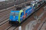 Hier setzt sich die EU43-004 (91 51 627 0003-2 PL-PKPC 2151) mit dem PKW Transportzug in Bewegung am 20.12.11 Berlin-Beusselbr�cke. 