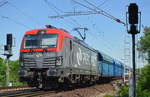 PKP Cargo mit EU46-501/193-501 mit Schüttgutwagenzug (leer) Richtung Polen am 18.05.17 Berlin-Wuhlheide.