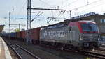PKP Cargo mit EU46-504/193-504 mit Containerzug am 24.04.17 Durchfahrt Bf.