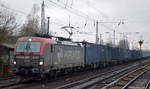 PKP Cargo mit EU46-508/193-508 und einem ganz schwach ausgelastetem Containerzug Richtung Polen am 20.01.18 Berlin-Hirschgarten.