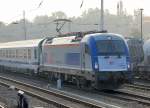 PKP Intercity-Lok 5 370 010 (91 51 5370 010-8 PL-PKPIC 1251) mit dem Berlin-Warschau-Express zum Abstellpunkt Berlin-Grunewald unterwegs, 12.10.10 Berlin Greifswalder Str.