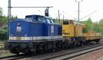 Interessanter Bauzug mit der AHG Industry Lok 01 (D-AHG 9880 3202 098-0, LEW Bj.1968) mit GOTTWALD Gleisbauschienenkran GS 100.06 + Schutzwagen der Hering Gleisbau GmbH am Haken, 02.05.12