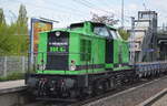 BUG V 100-BUG-02 (202 501-3) mit zwei Drehgestell-Flachwagen am 03.05.16 Berlin-Hohenschönhausen.