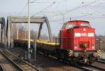 WFL Lok 21 203 113-6 (92 80 1203 113-6 D-WFL, LEW Bj.1971) mit einem Zug gelber Drehgestellflachwagen Richtung Berliner Innenstadt, 28.12.11 Berlin-Pankow.