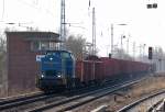 �berraschende G�terzugleistung Berlin Karow, die MWB Lok V 1802 (95 80 1203 107-8 D-MWB) mit G�terzug aus offenen G�terwagen und Drehgestellflachwagen f�r Holztransporte bestehend Richtung Bernau,