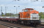 LOCON 220 (203 614-3) mit einem Ganzzug Drehgestell-Flachwagen mit Fertiggleisbohlen beladen am 10.05.17 Bf. Flughafen Berlin-Schönefeld.