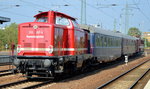 Sonderzug der Rennsteigbahn am 16.09.16 nach Berlin, am Ende des Zug die Rennsteigbahn-Diesellok Clara 212 297-6 im Bf. Flughafen Berlin-Schönefeld.