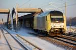 MRCE Dispolok ER 20-002 (92 80 1223 002-7 D-DISPO) mit einem langen Ganzzug Schiebewandwagen Richtung Berliner Innenstadt, 04.12.10 Berlin-Pankow.