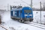 Im Schnee noch auff�lliger, eine blaue PRESS 253 015-8 (92 80 1223 052-2 D-PRESS) kommt den Abhang Richtung Berliner Westhafen weiter Richtung Spandau gefahren, 27.12.10 S-Bhf.