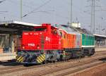Interessante �berf�hrungstour mit einem kunterbunten Lokzug, die CFL Cargo Lok 1506 hat die orange RTS Ludmilla 230 077-0 und die gr�ne Ludmilla V300 002 am Haken, 01.03.11 Bhf.