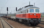 WFL 232 333-5 mit Ganzzug Drehgestell-Flachwagen (leer) am 12.04.16 Durchfahrt Bhf.