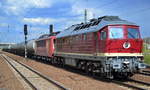 LEG 132 158-7 (232 158-8) mit 155 078-9 und Kesselwagenzug am Haken am 26.04.17 Bf. Flughafen Berlin-Schönefeld. 
